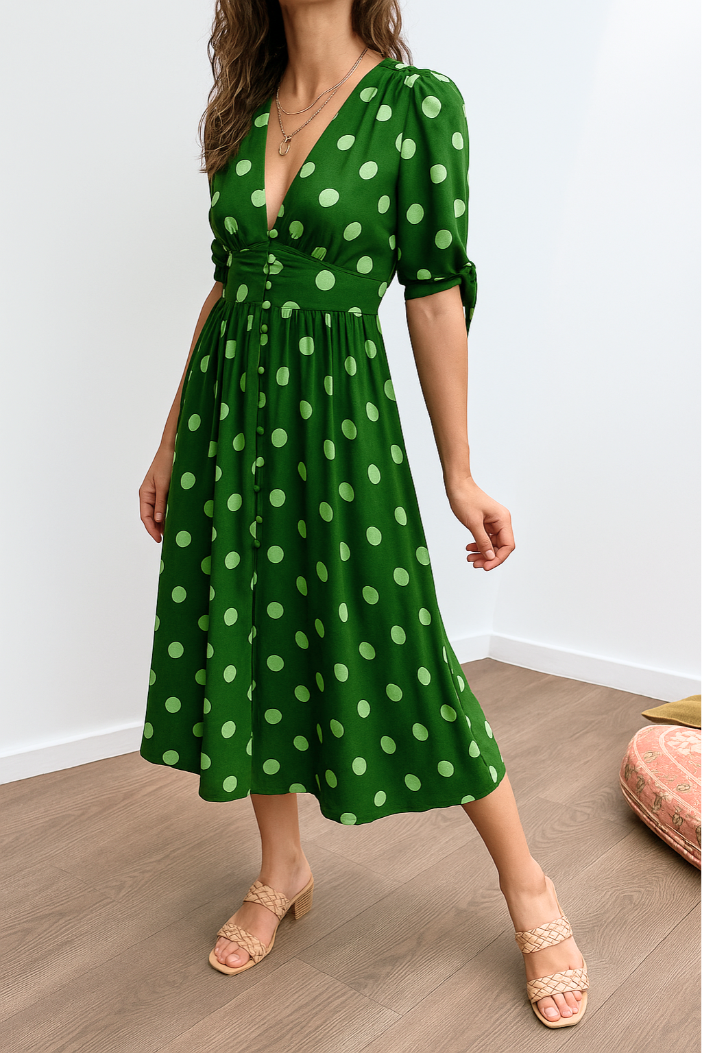 Vera – Elegant prikket kjole med flatterende pasform