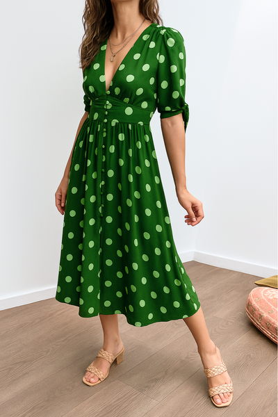 Vera – Elegant prikket kjole med flatterende pasform