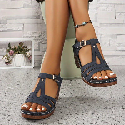 Malou – Elegant sandal med blokhæl og raffinerede detaljer Beskrivelse