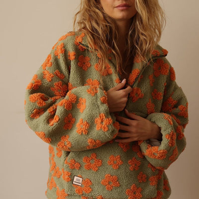 Blomsteret fleecejakke – varme med personlighed