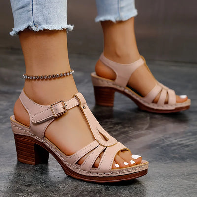 Malou – Elegant sandal med blokhæl og raffinerede detaljer Beskrivelse