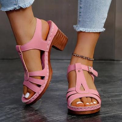 Malou – Elegant sandal med blokhæl og raffinerede detaljer Beskrivelse