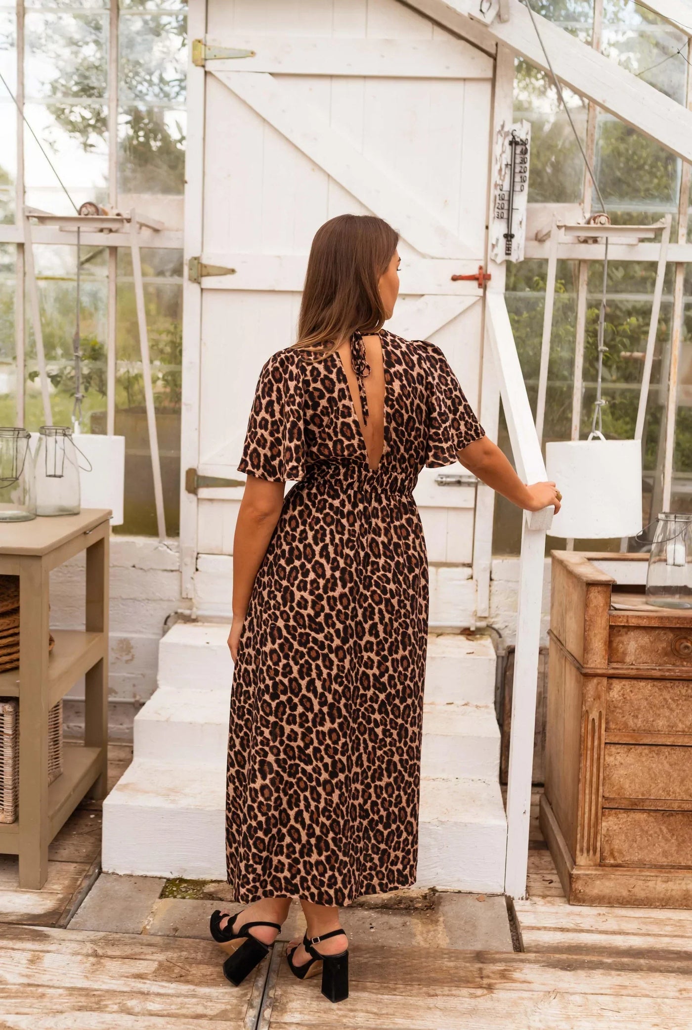 Stine – V-hals kjole med leopardmønster og elegant rygdetalje