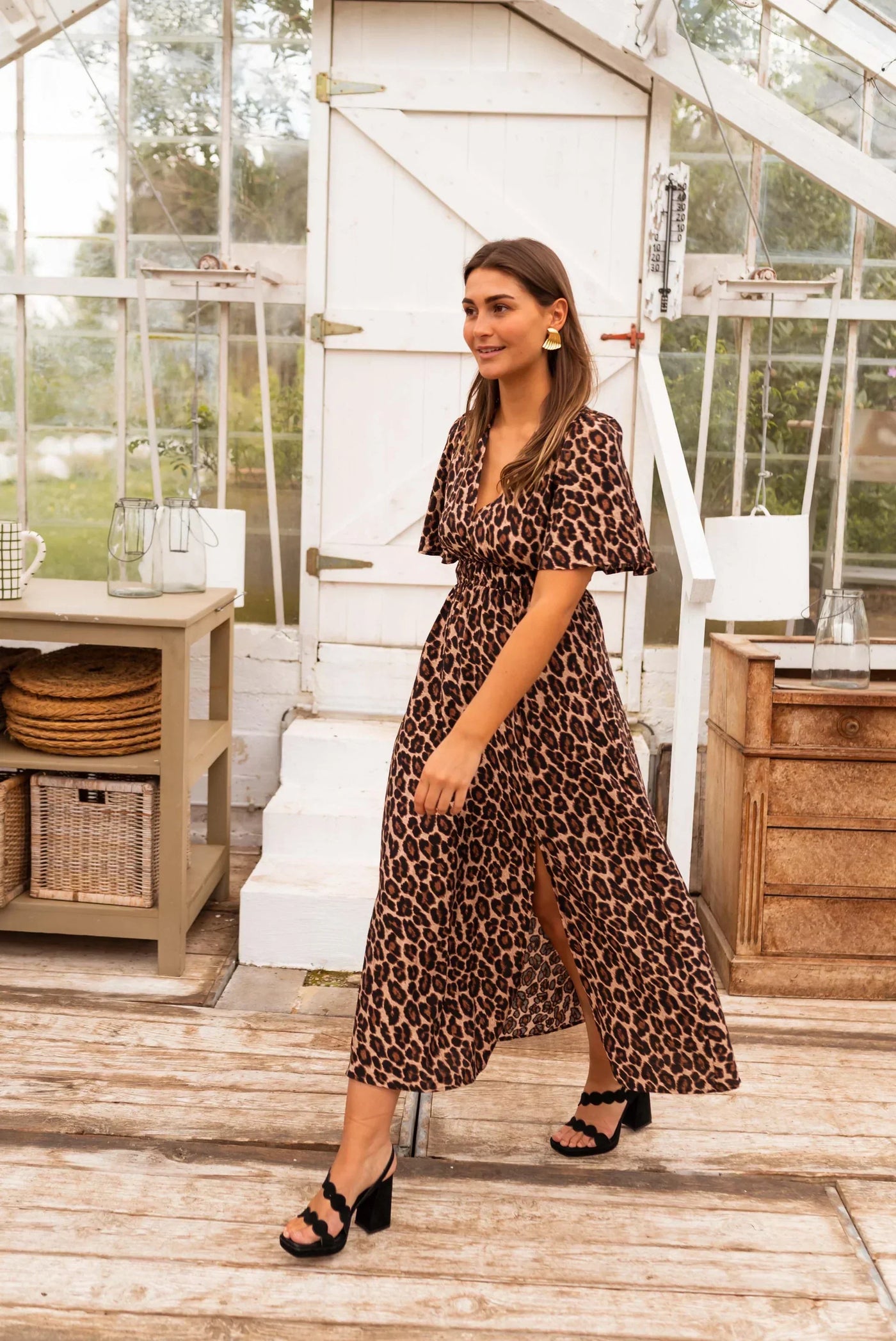 Stine – V-hals kjole med leopardmønster og elegant rygdetalje